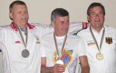 Die Medaillengewinner in der Altergruppe M50 waren: (von links) Valeriy Filatov (Russland, Silber), Oleksandr Gospodynov (Ukraine, Gold) und Peter Engerisser (SV Kronach, Bronze).