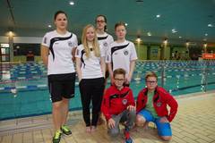 Die erfolgreichen Langstreckenschwimmer Barbara Wachter, Lisa Weigel, Lea Eckardt um Matteo Barnickel - vorne sitzend die Brüder Luis und Marius Jagusch